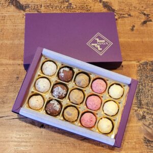 Helle Mischung: Box mit 15 Pralinen, fein sortiert, 180 g
